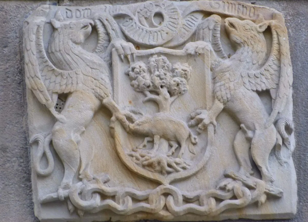 Escudo con árbol y lobo sostenido por dos grifos y rodeado por una cadena en la casa Jauregi, Bergara.