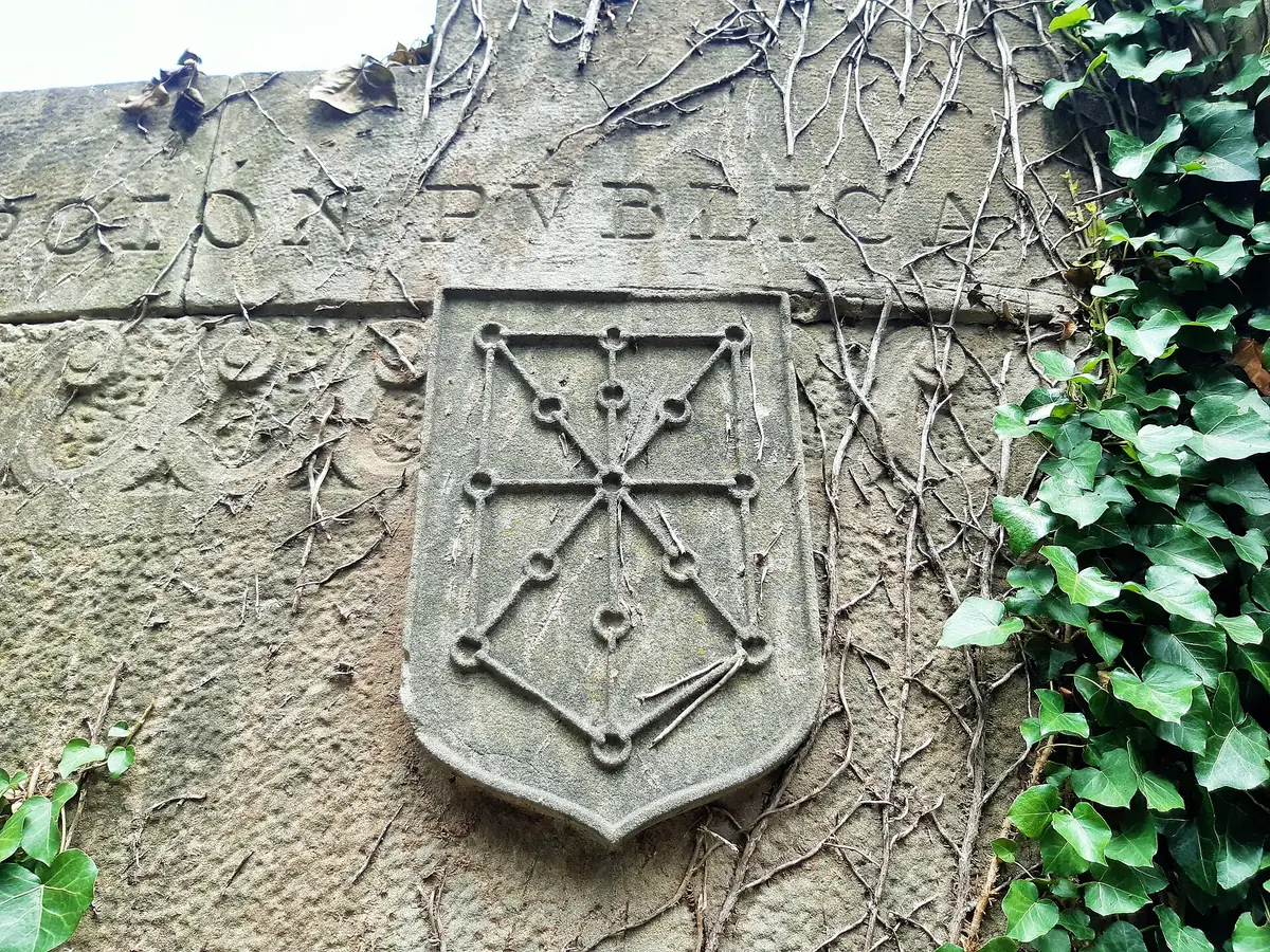 Cadenas de Navarra talladas en un escudo de piedra del monumento a María Cristina, Donostia.