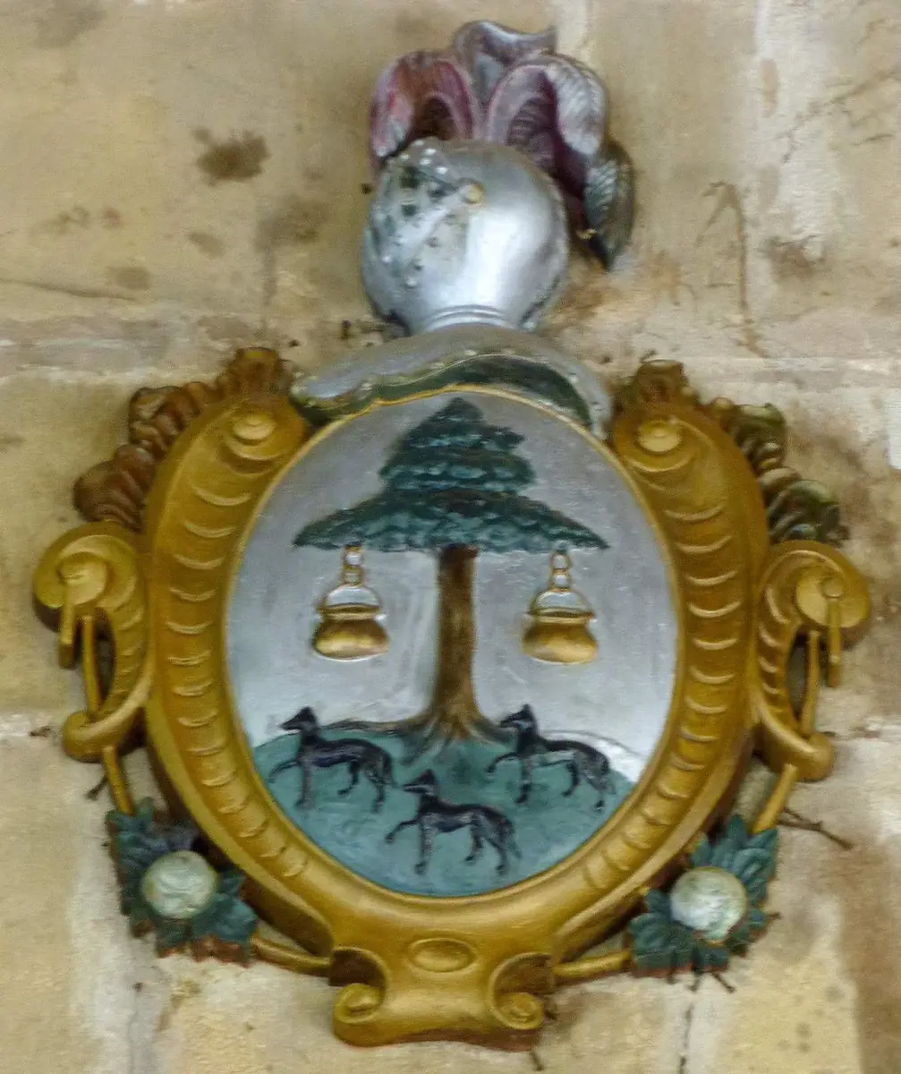 Escudo oval policromado con un árbol, dos calderas colgadas de sus ramas y lobos al pie, en la iglesia de la Asunción de Astigarraga.