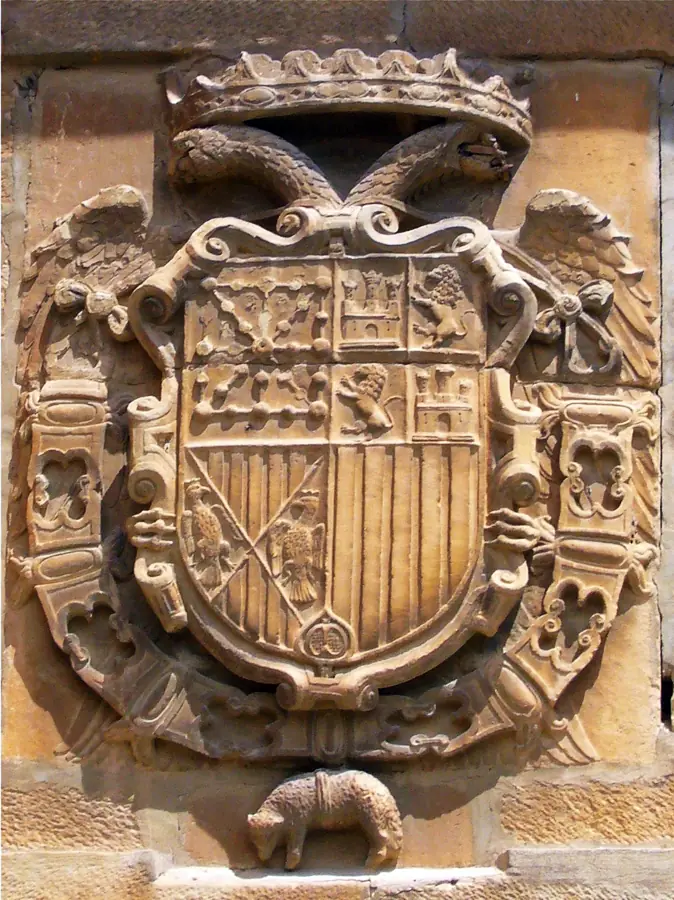 Escudo de Carlos I con corona, águila de dos cabezas y varias filas de cuarteles, en Viana.