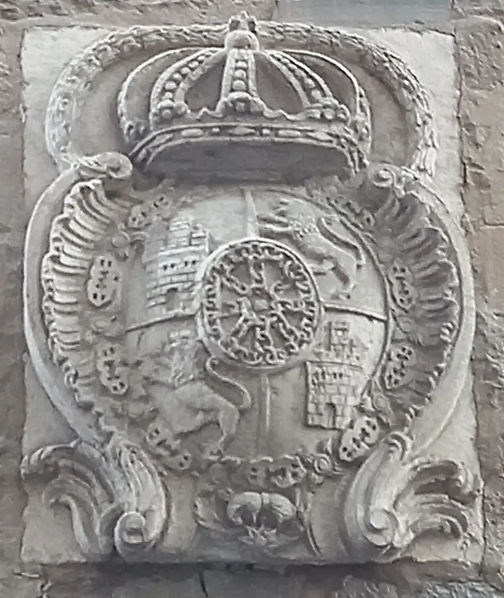 Escudo con corona que reúne las armas de Castilla, León y Navarra en el edificio de la Cámara de Comptos, Pamplona.