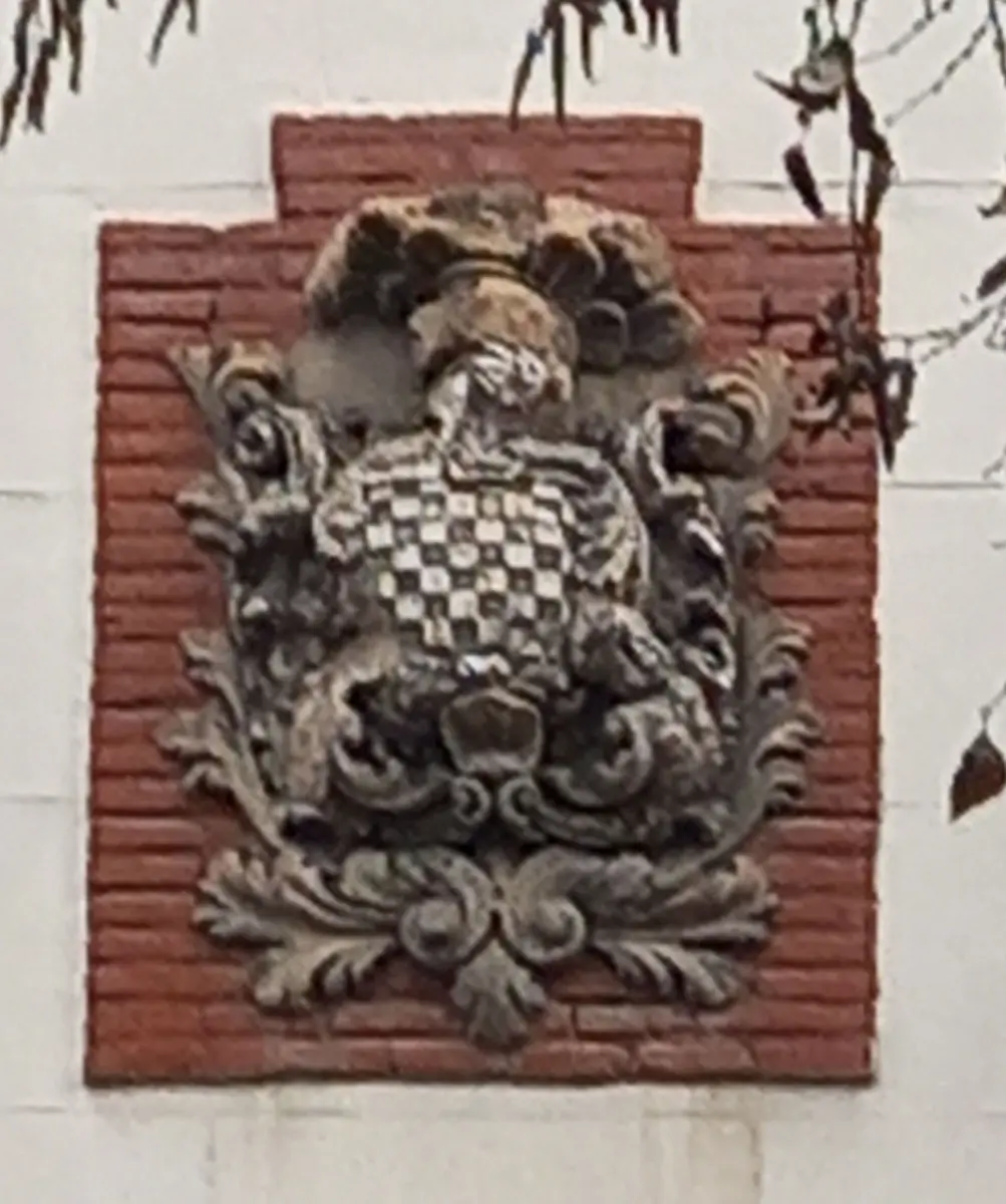 Escudo jaquelado descrito como armas de los vecinos del valle de Baztán, en una casa de la calle Sarasate, Pamplona.