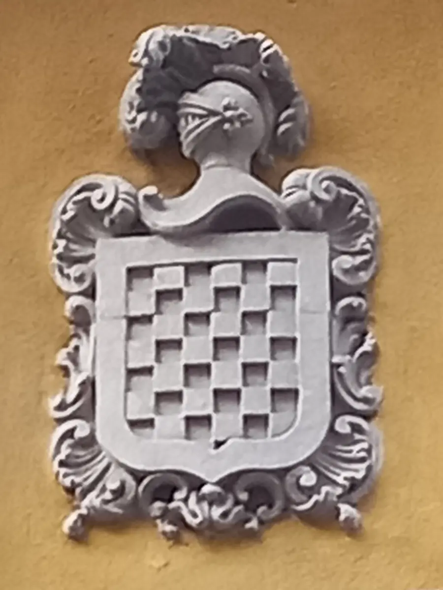 Escudo jaquelado del linaje Errazu con yelmo y lambrequines en la calle Merced, Pamplona.