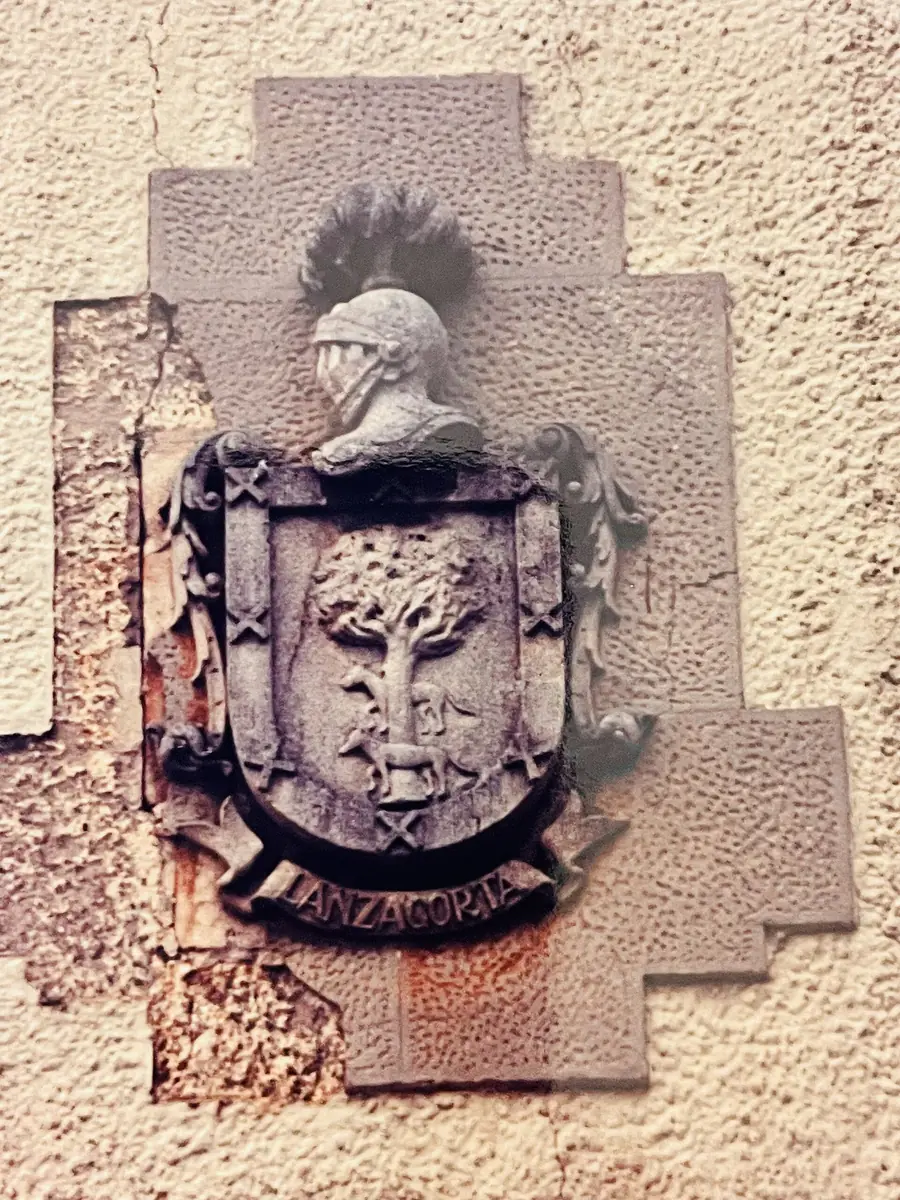 Escudo con roble, lobo y bordura de aspas, con una cinta que lleva el nombre «Lanzagorta»; el material lo atribuye al linaje Ortiz de Lanzagorta.