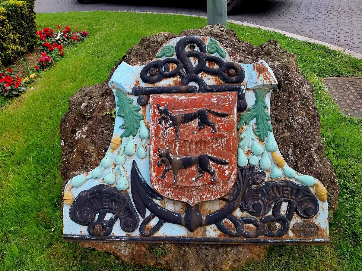 Escudo con dos lobos pasantes sobre campo de gules en el monumento al barrenador, Ortuella.