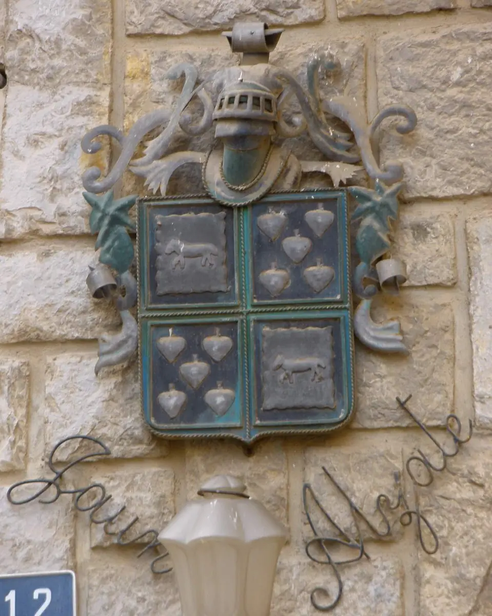 Escudo cerámico cuartelado con panelas en dos cuarteles y un cuadrúpedo en los otros dos, en una casa de Lapuebla de Labarca.