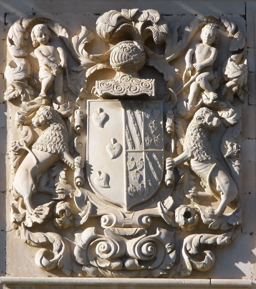 Piedra armera con yelmo y penacho, lambrequines, dos leones como soportes y cuarteles con bandas y panelas, en el palacio de Otazu, Zurbano.