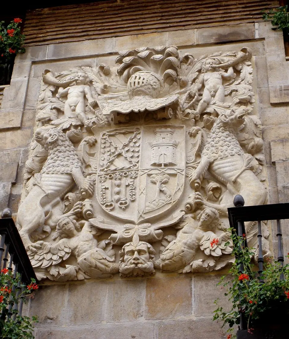 Piedra armera con dos leones como soportes, niños, yelmo y mascarón en la calle Pintorería, Vitoria-Gasteiz.