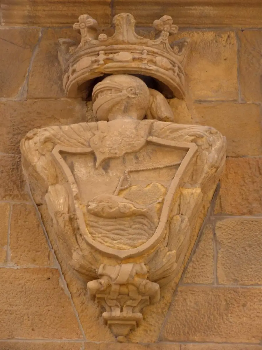 Escudo con corona y un pez sobre ondas de agua en el antiguo ayuntamiento de Getaria.