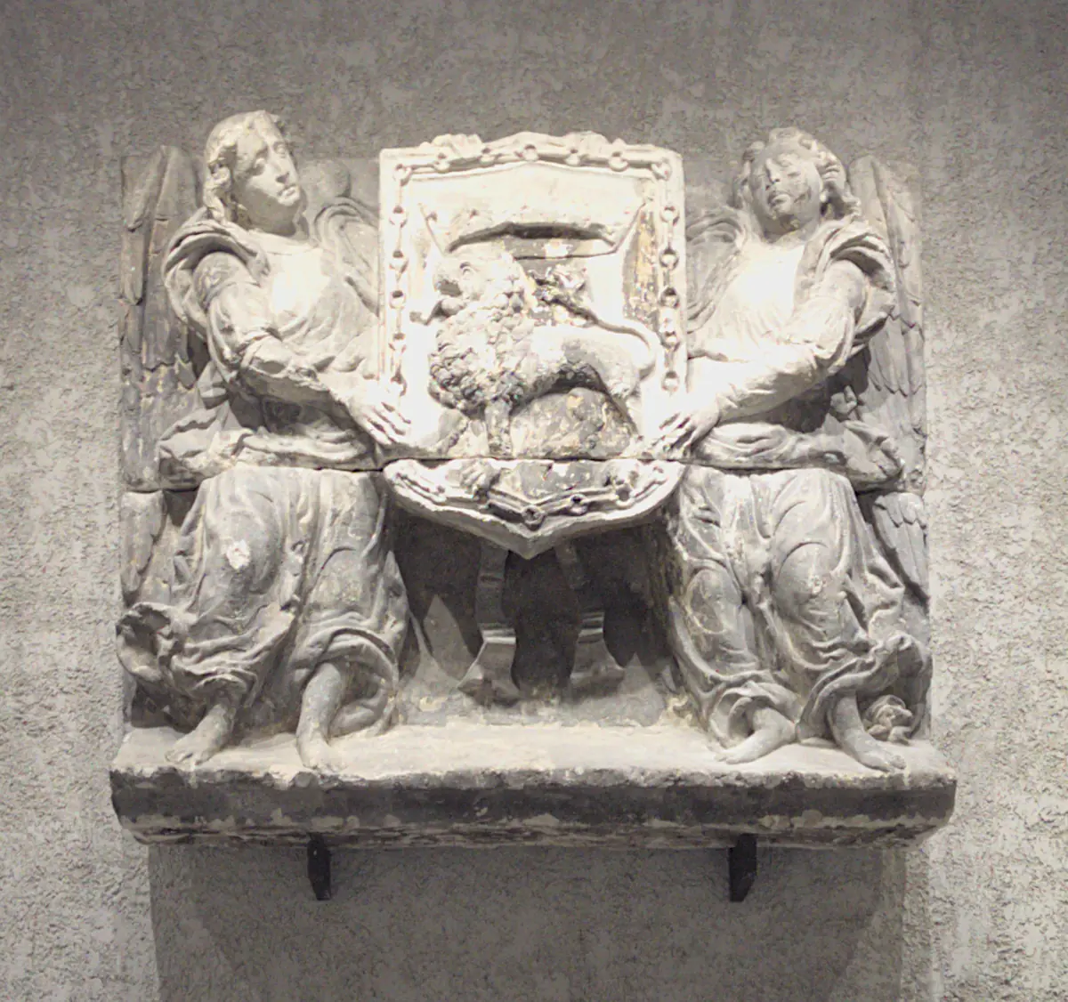 Armas de la ciudad de Pamplona, siglo XVI, con un león y sostenidas por dos ángeles.