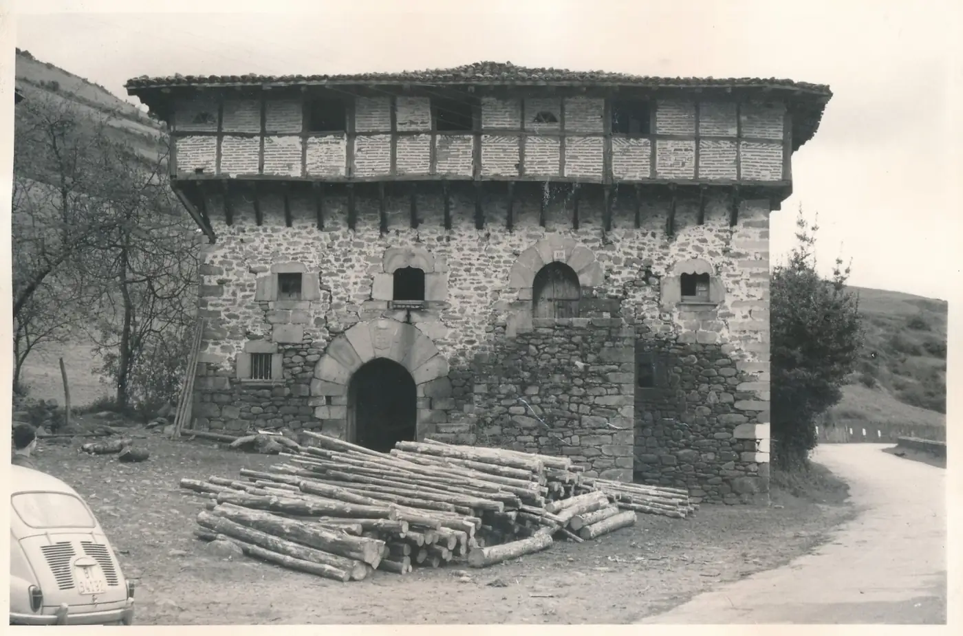 La torre de Aranguren con el portal de arco rebajado y el piso alto de entramado, en una fotografía de entre 1961 y 1970.