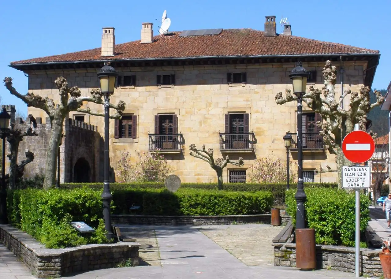 El palacio de Arespakotxaga-Mendibil visto desde la plaza, con balcones de hierro y tejado de teja.