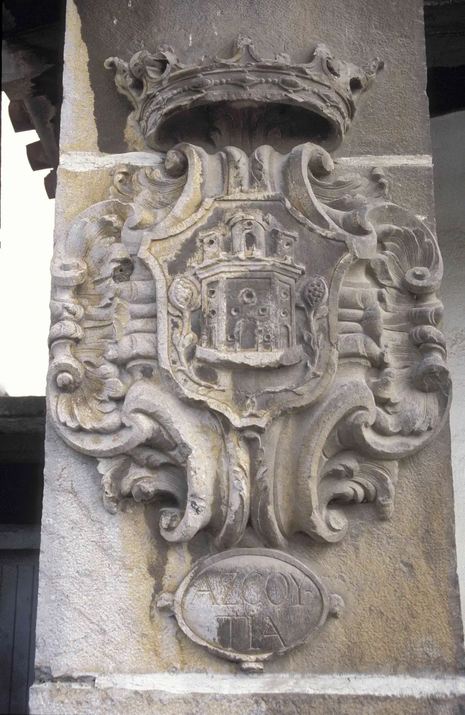 Escudo de armas de la casa de Balda tallado en piedra, con corona y cartela, en una fotografía de 1991.