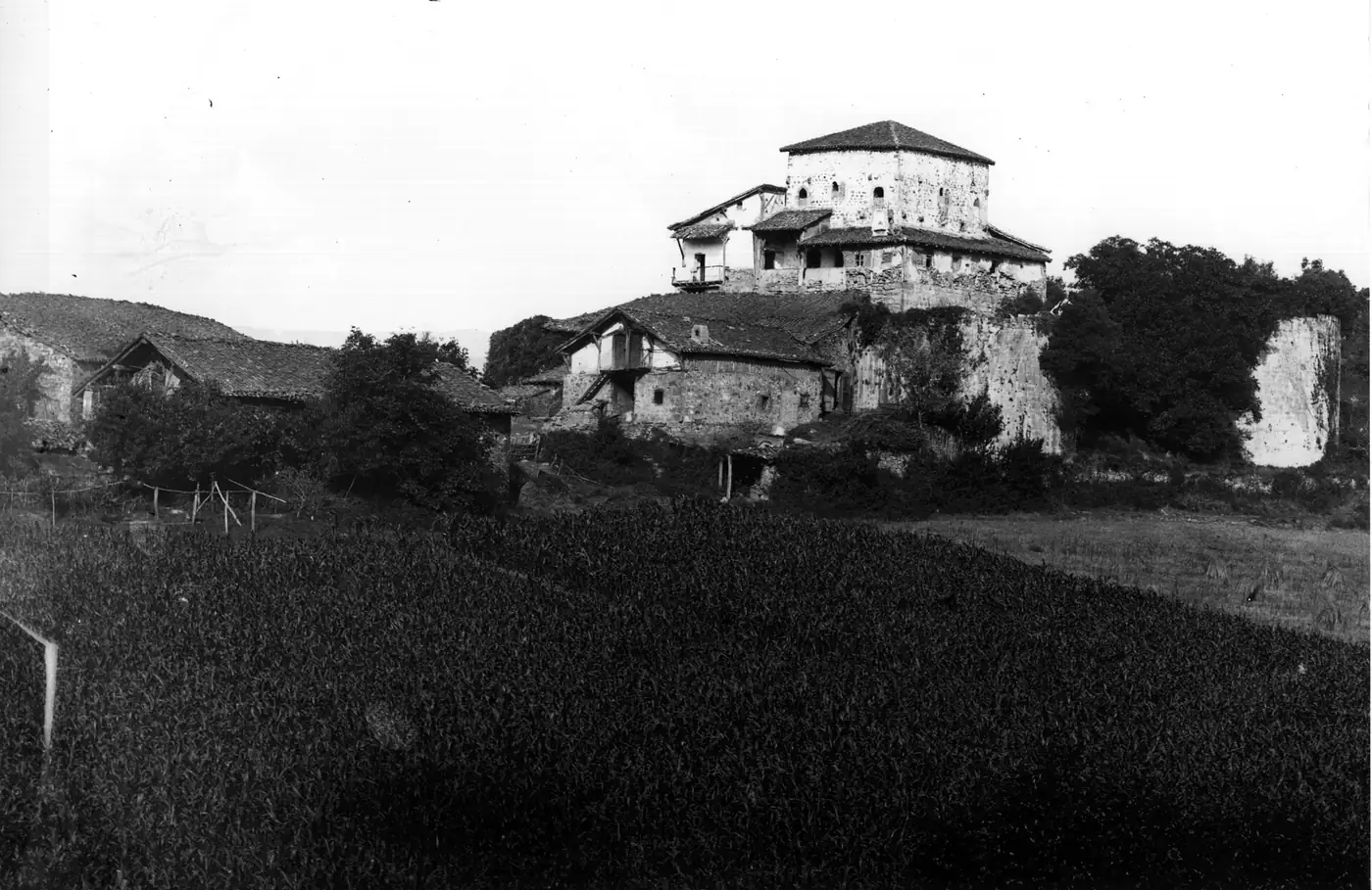 El castillo de Butrón en 1878, antes de su reconstrucción neogótica, visto desde el este.