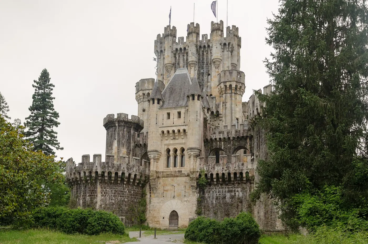 El castillo de Butrón, reconstrucción del siglo XIX, con sus torres almenadas y los torreones de remate puntiagudo del cuerpo central.