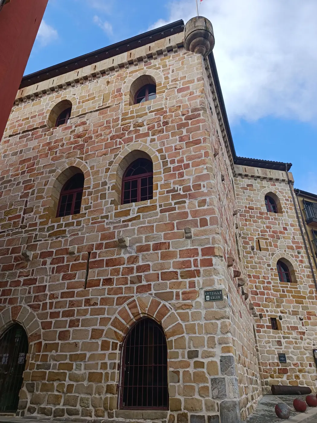 La torre de Ercilla vista desde la calle, con el remate de la esquina y las ventanas de arco.