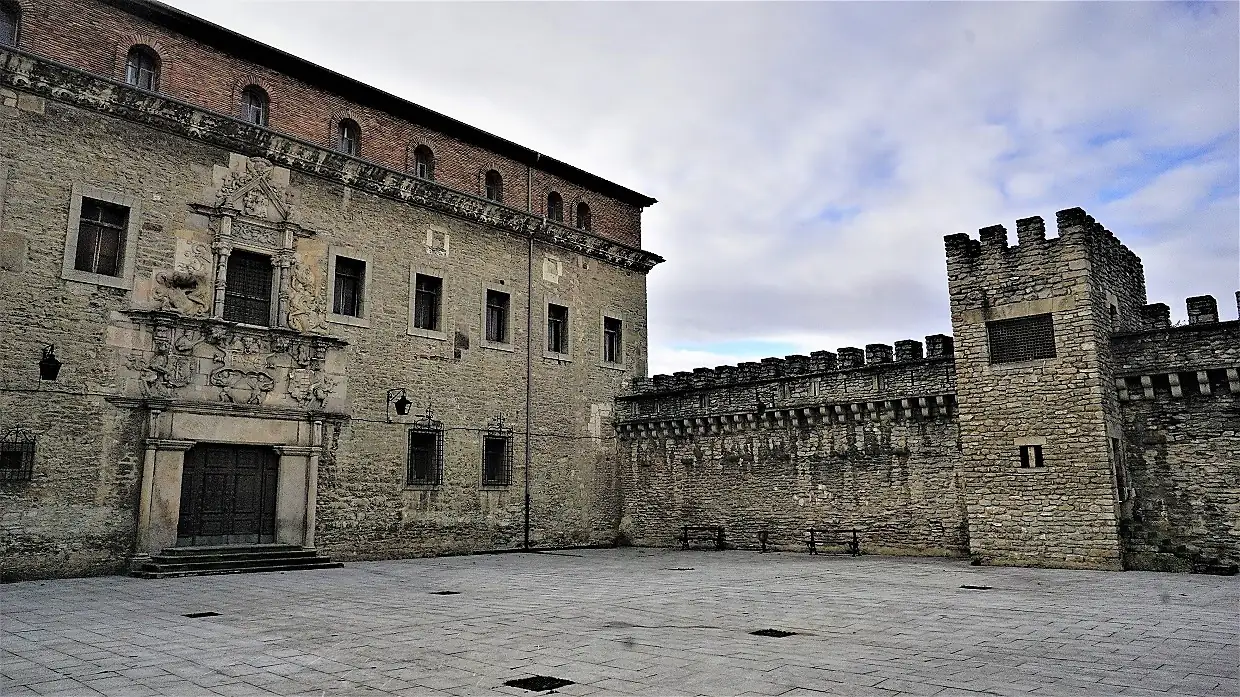El palacio de Escoriaza-Esquivel junto a un tramo de la muralla de Vitoria.
