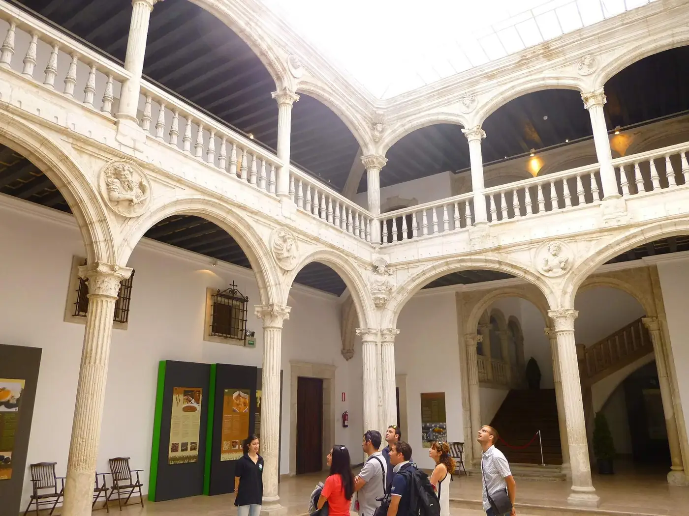 Patio del palacio de Escoriaza-Esquivel, con galerías de arcos sobre columnas y balaustrada.