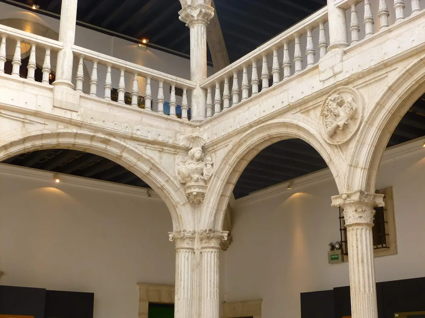 Arcos y balaustrada de la galería alta del patio del palacio de Escoriaza-Esquivel, con medallones en las enjutas.