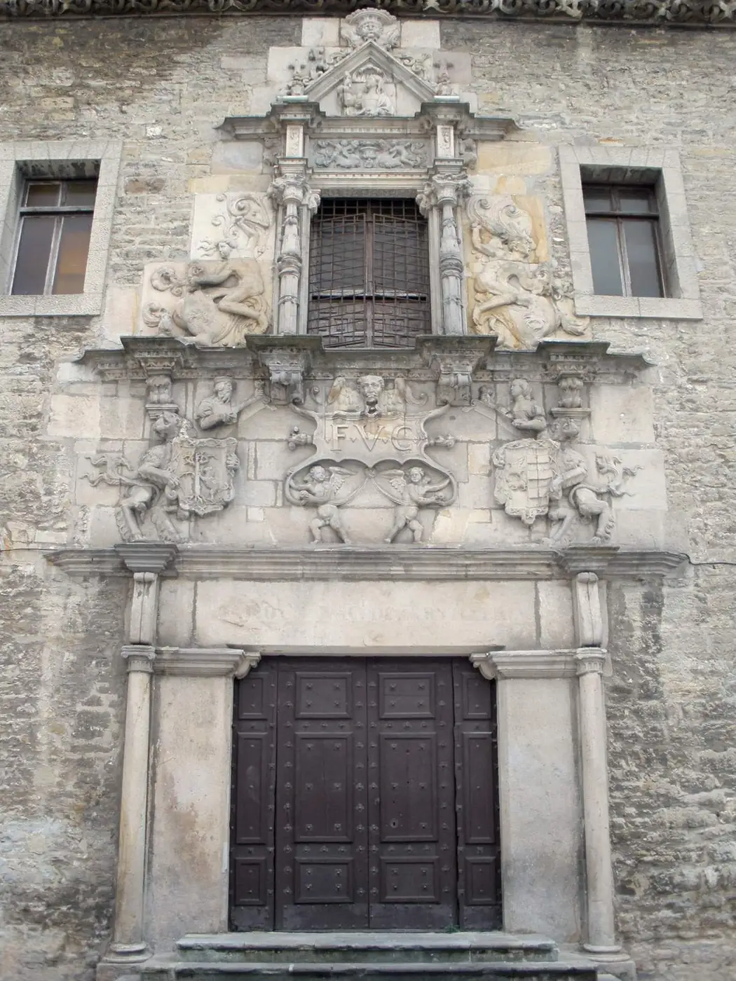 Portada del palacio de Escoriaza-Esquivel, con una faja de relieves, escudos y figuras sobre la puerta.