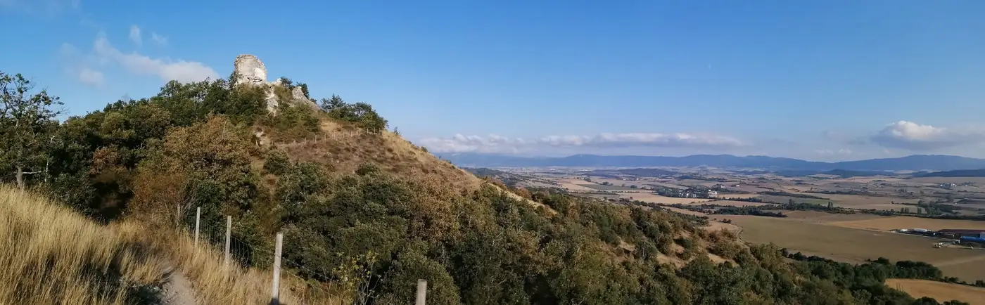 El cerro del castillo de Guevara con la llanada alavesa al fondo, en una vista panorámica.
