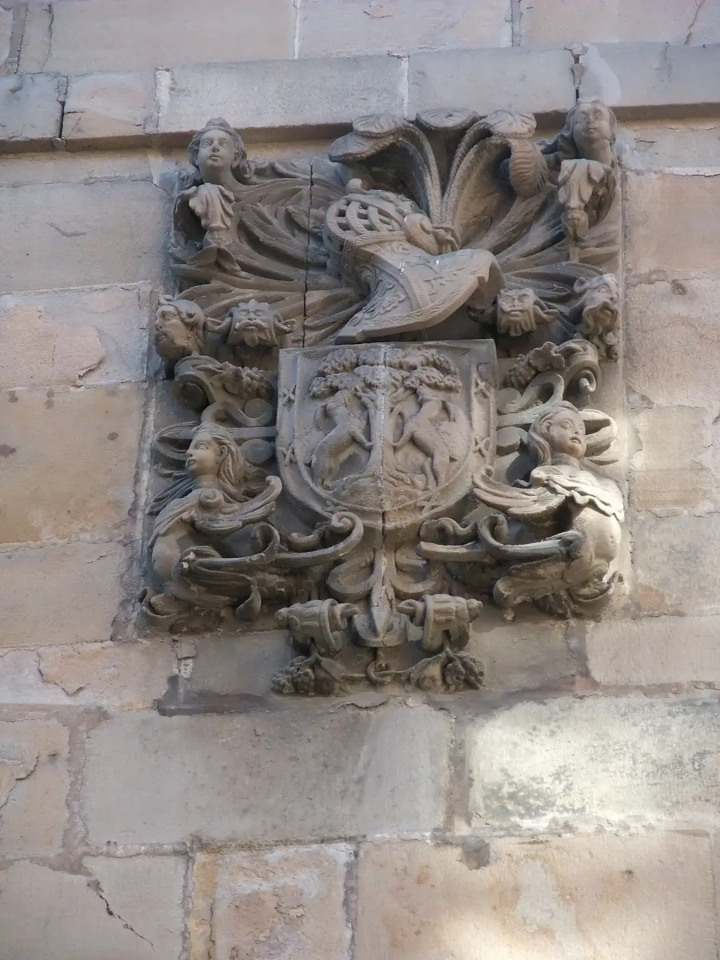 Escudo de armas tallado en el muro de sillería del palacio de Horcasitas.