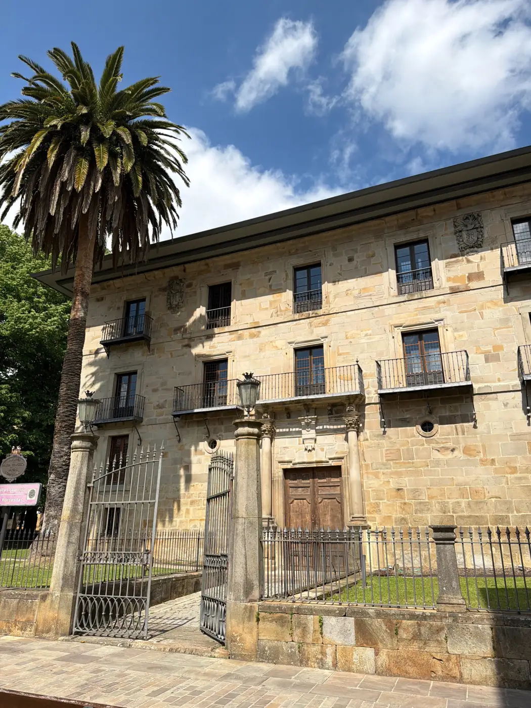 Esquina del palacio de Horcasitas con la reja de acceso y una palmera.