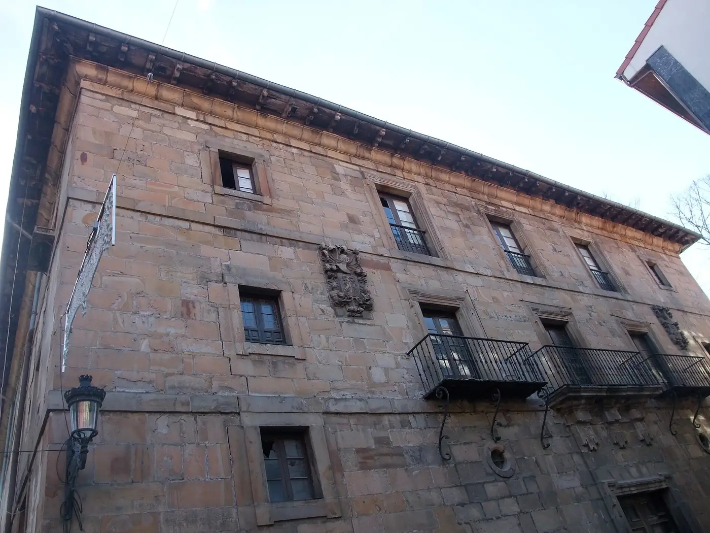 Fachada del palacio de Horcasitas con balcones de hierro y alero de madera, vista desde la esquina.