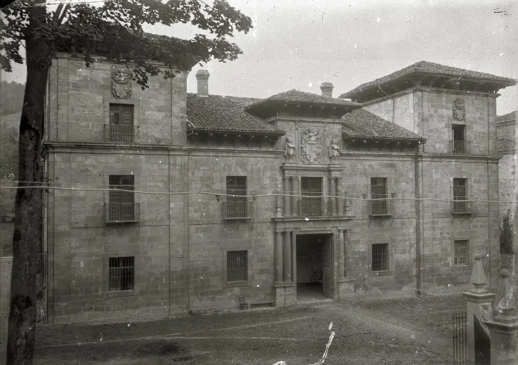 Fachada del palacio del duque del Infantado en Lazkao, con su portada de dos cuerpos, en una fotografía histórica del fondo Marín (Kutxa Fototeka).