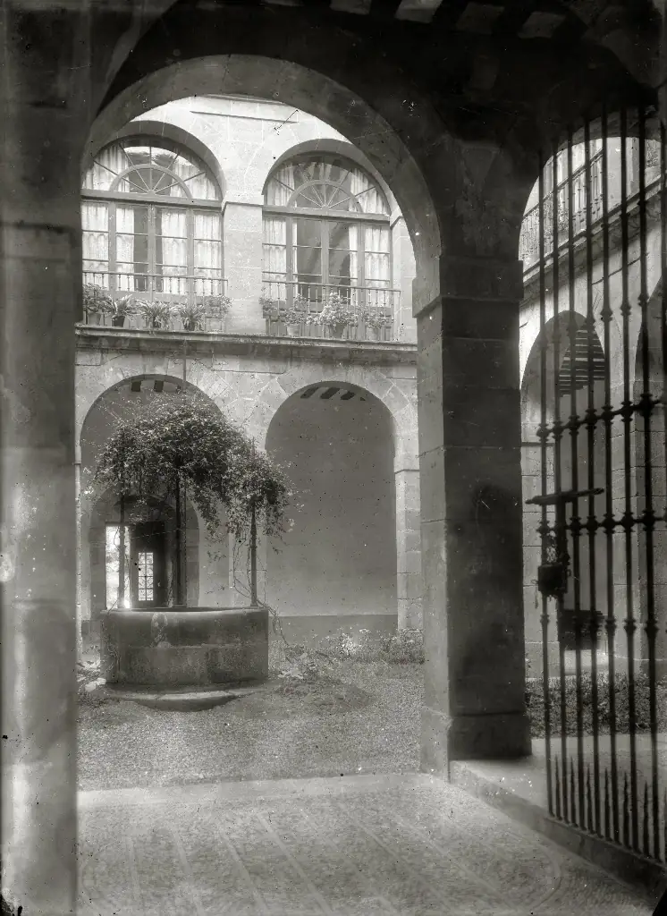 Patio del palacio del duque del Infantado en Lazkao visto desde un arco, en una fotografía histórica del fondo Marín (Kutxa Fototeka).