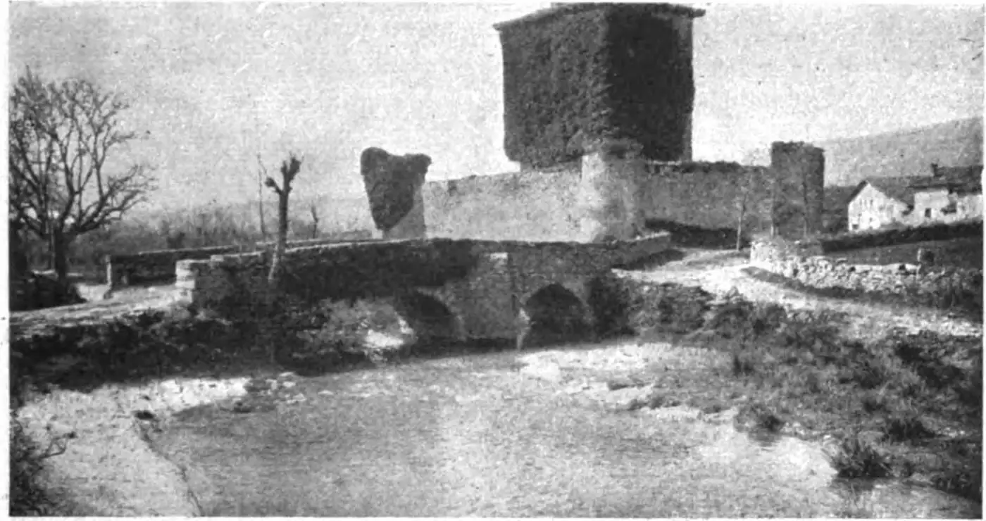Mendoza, antiguo castillo del duque del Infantado, en una fotografía de la Geografía General del País Vasco-Navarro, con un puente de piedra en primer término.