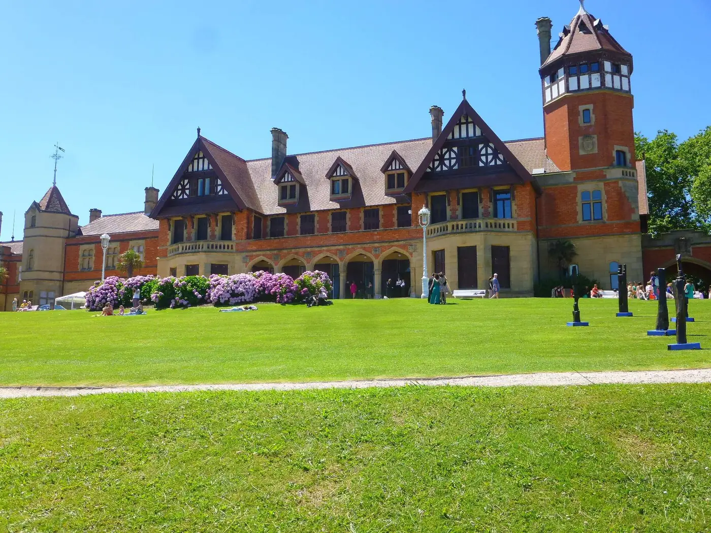 El palacio de Miramar con el jardín en primer plano y la torre mirador a la derecha.
