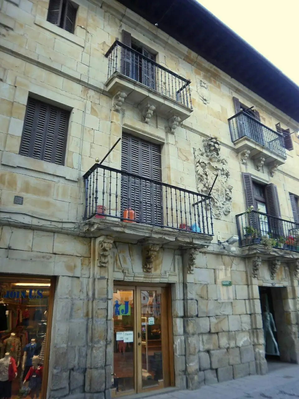 Fachada de sillería del palacio de Okendo con balcones de hierro forjado.