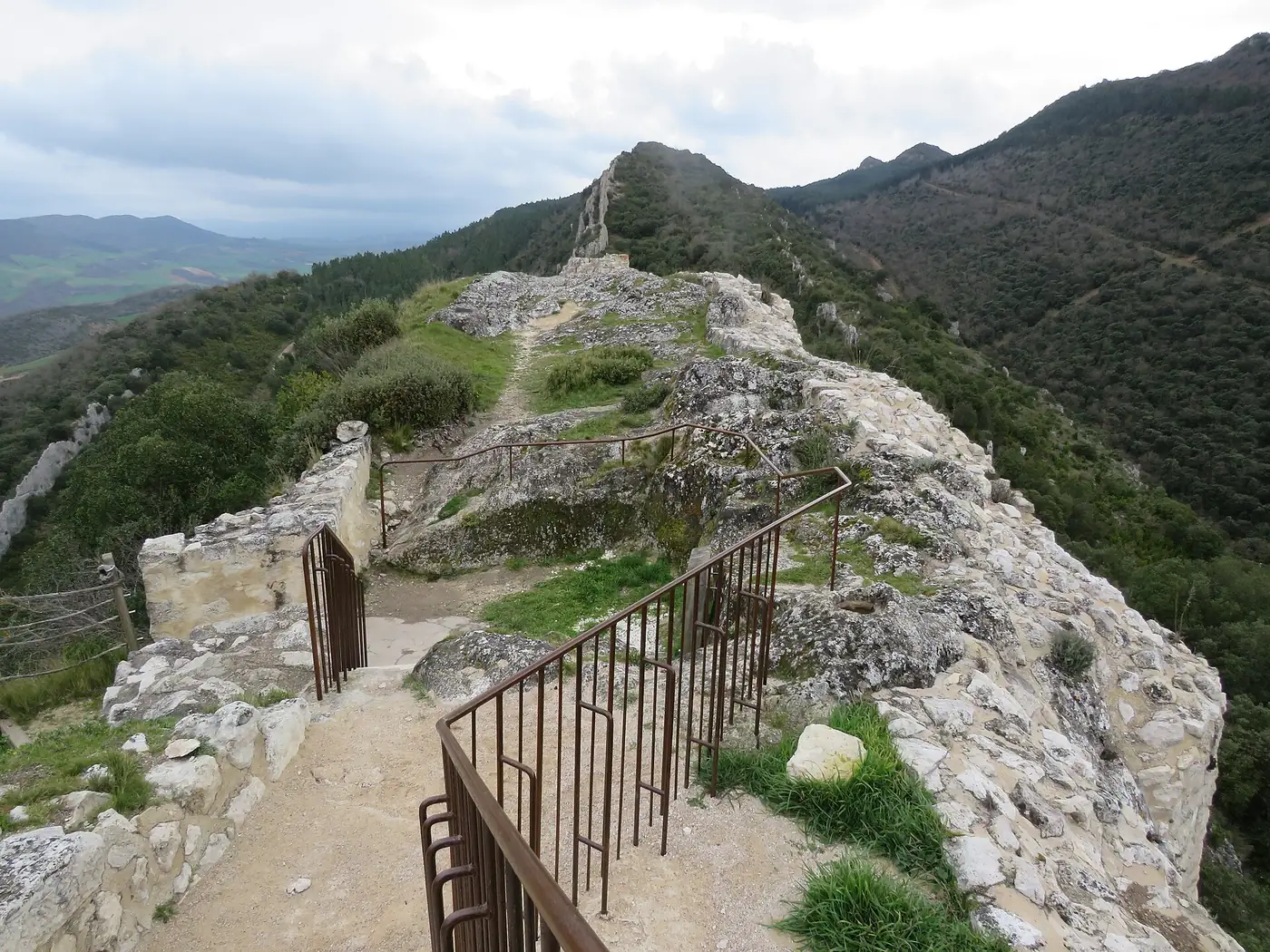 Vista desde la torre principal del castillo de Portilla sobre los restos de muros que siguen la cresta del cerro.