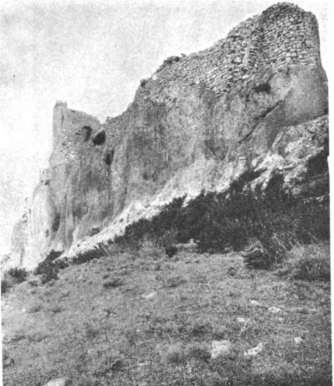 Los restos del castillo de Portilla hacia 1915, en una fotografía de autor desconocido.