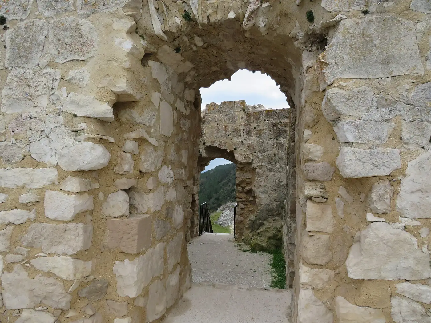 Interior de la torre principal del castillo de Portilla, con arcos de piedra que dan paso al exterior.