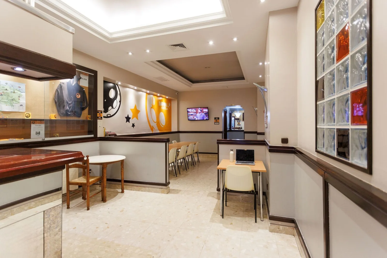 MOON HOSTEL BIO