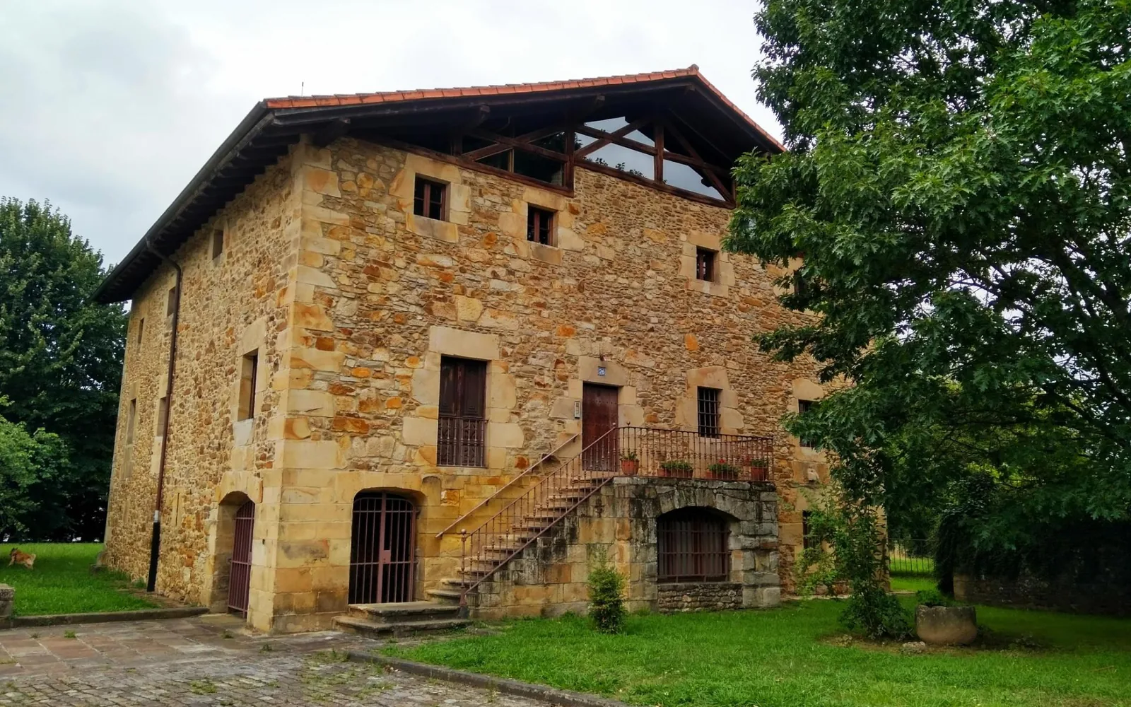Auditorio y cárcel de Astola