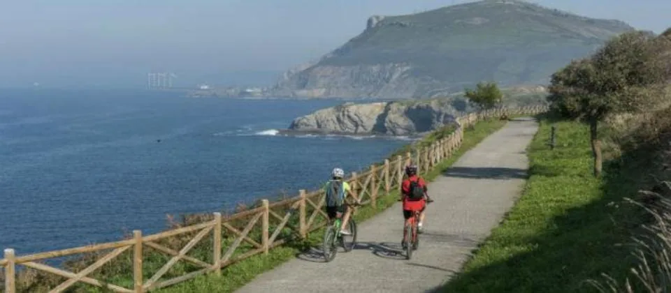 Vía Verde de Montes de Hierro-Itsaslur en bicicleta