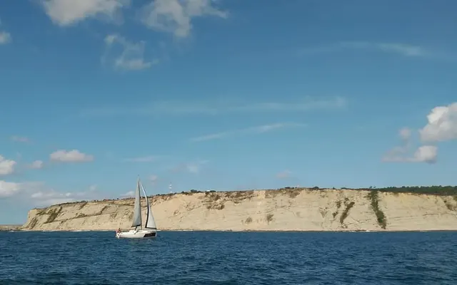 Bordeando los acantilados de Bizkaia desde el mar