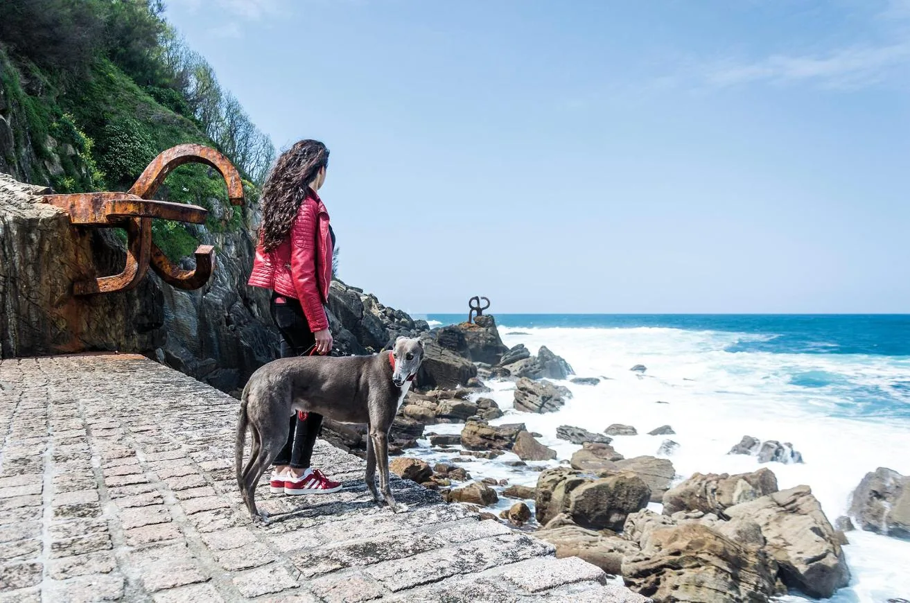 Un paseo marítimo por San Sebastián con perro