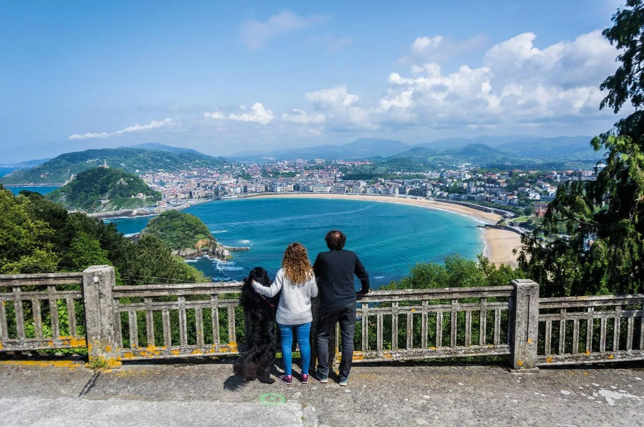 Montes de San Sebastián con perro