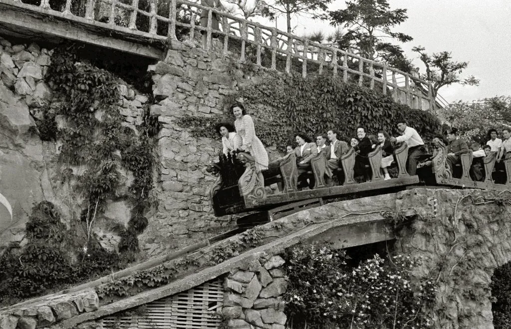 Un tren de la Montaña Suiza cruza uno de sus viaductos de piedra con los coches ocupados.