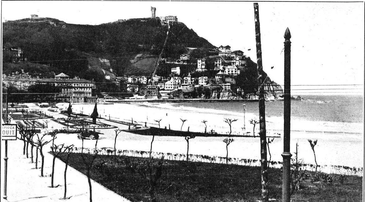 El Monte Igueldo visto desde la nueva playa de Ondarreta, con el funicular en la ladera y el torreón en la cima.