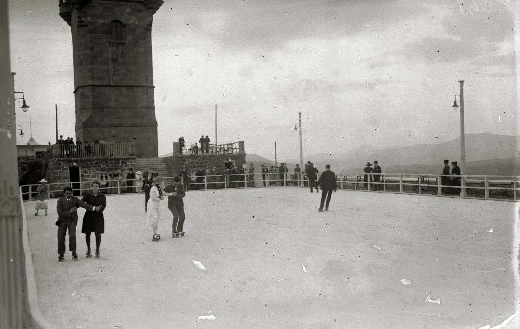 Patinadores en la pista junto al torreón del monte.