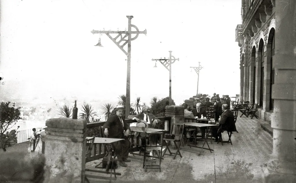 Las mesas de la terraza del restaurante casino, con clientes sentados.