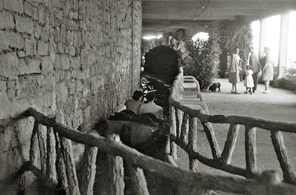 Una barca en el canal cubierto del río misterioso, en el parque de atracciones.